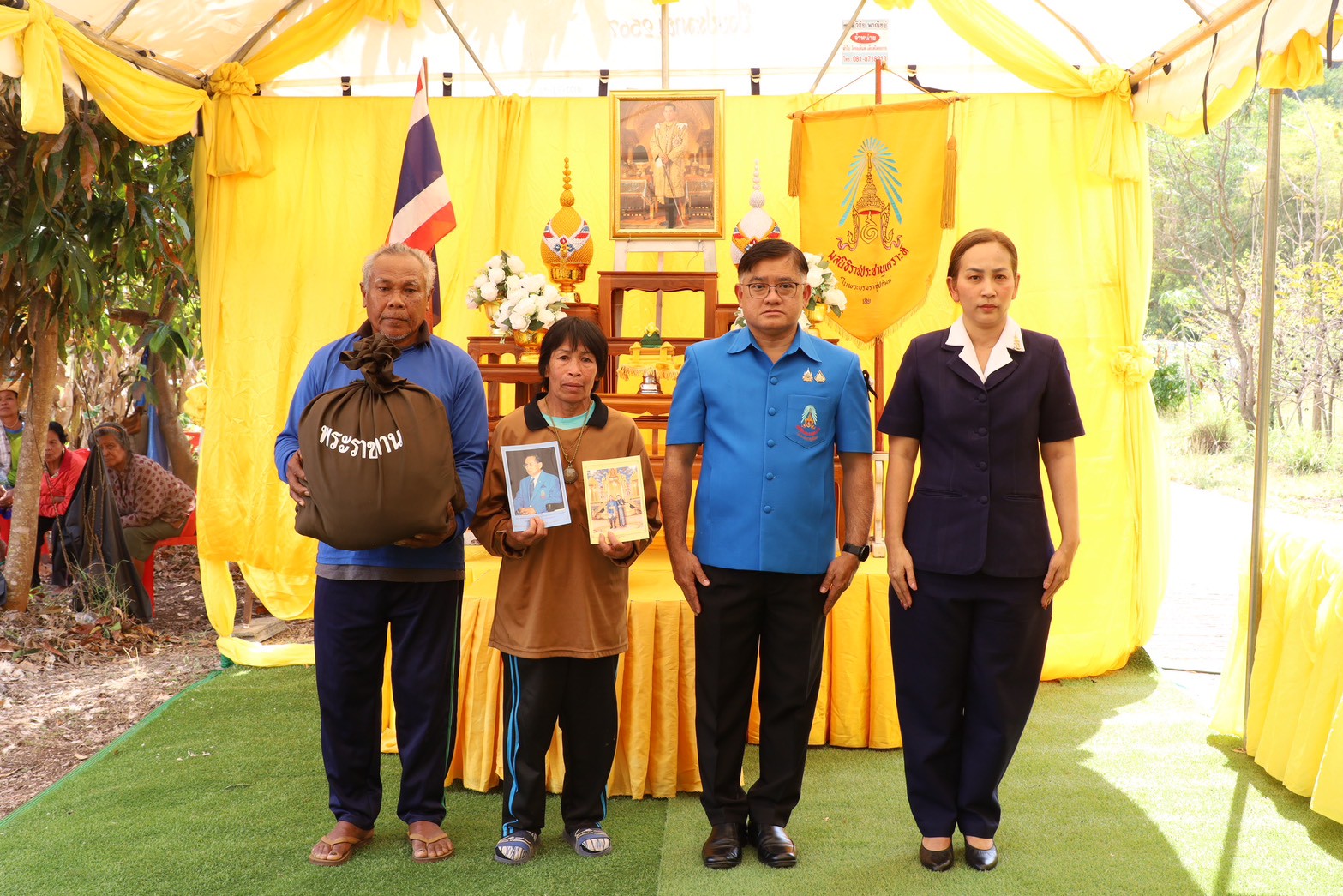 ผู้ว่าฯ เลย มอบสิ่งของพระราชทานช่วยเหลือครอบครัวผู้ประสบอัคคีภัย อำเภอผาขาว