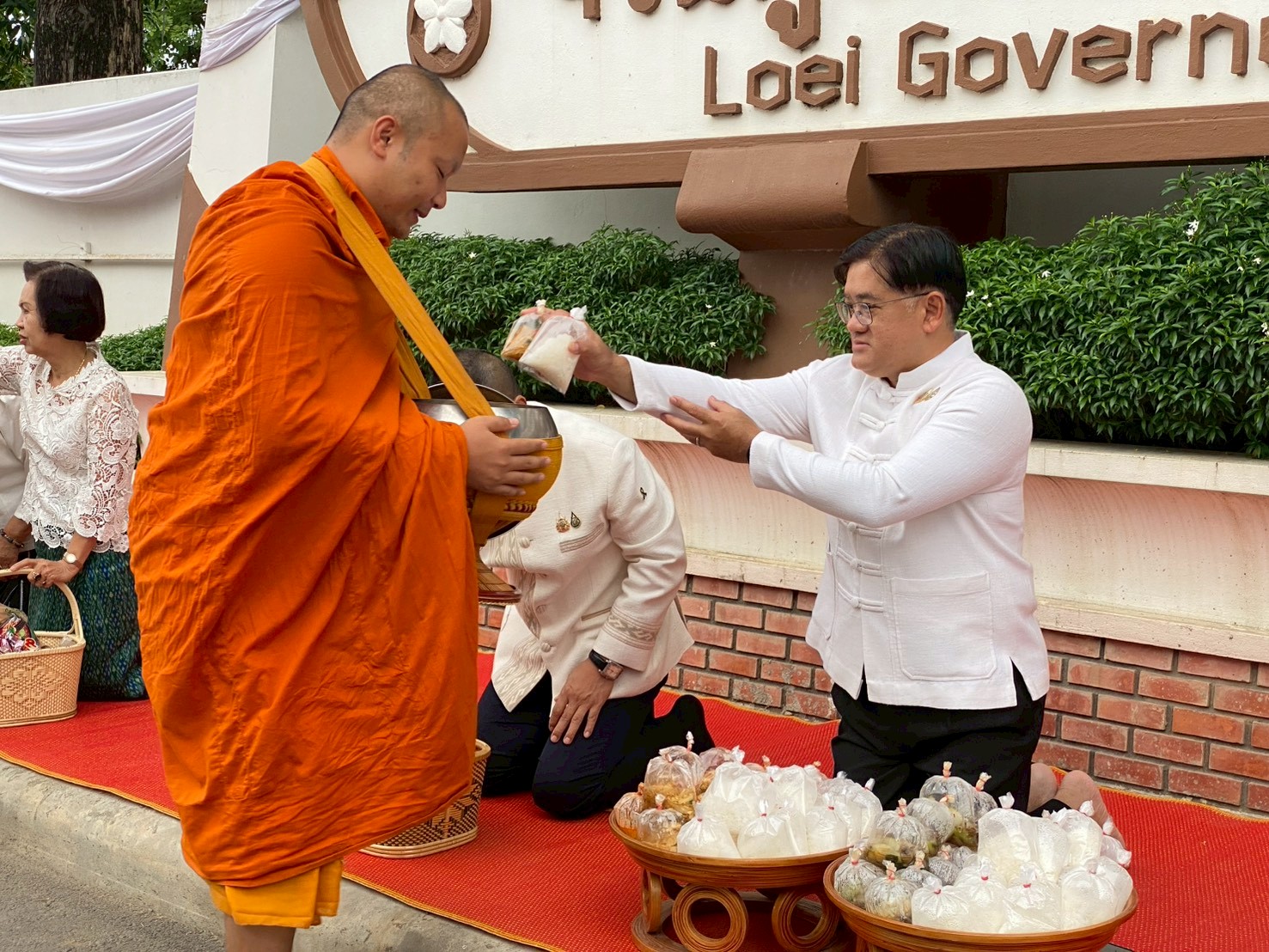 ผู้ว่าฯ เลย นำชาวจังหวัดเลยสวมผ้าไทย ร่วมตักบาตรถนนสายวัฒนธรรม สืบสานประเพณีอันดีงาม